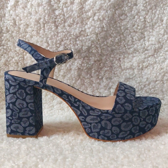 Stuart Weitzman Dancer Mif Block Platform Sandal Leopard printed denim/Blue. 8 B - Picture 3 of 11
